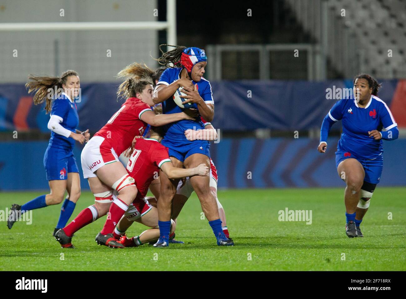 Die französische Safi N'Diaye wird von Natalia John und Bethan Dainton aus Wales während des Women's Six Nations, Rugby Union-Spiels 3 zwischen Frankreich und Wales am 2021. April 2021 im La Rabine-Stadion in Vannes, Frankreich, angegangen - Foto Damien Kilani / DK Prod / DPPI Stockfoto