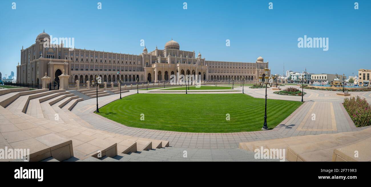 Sharjah, Vereinigte Arabische Emirate - 24. März 2021:Hauptbüro der Stadt Sharjah ähnelt dem parlamentsgebäude, das von islamischer Architektur geprägt ist Stockfoto