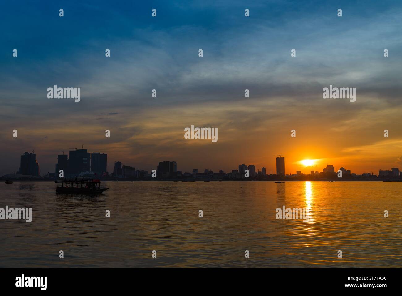 Phnom Penh Skyline bei Sonnenuntergang Hauptstadt von Kambodscha Königreich, Panorama silhouette Blick vom Mekong Fluss, Reiseziel, Dramatischer Himmel Stockfoto