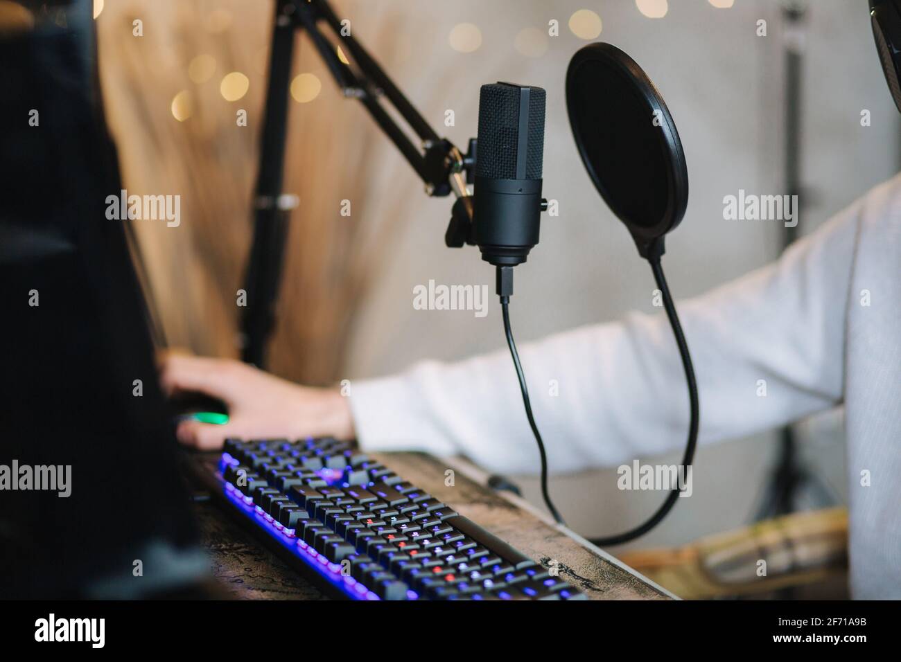 Nahaufnahme von zwei Mikrofonen am Arbeitsplatz des Radiosenders. Mann, der in Innenräumen arbeitet Stockfoto
