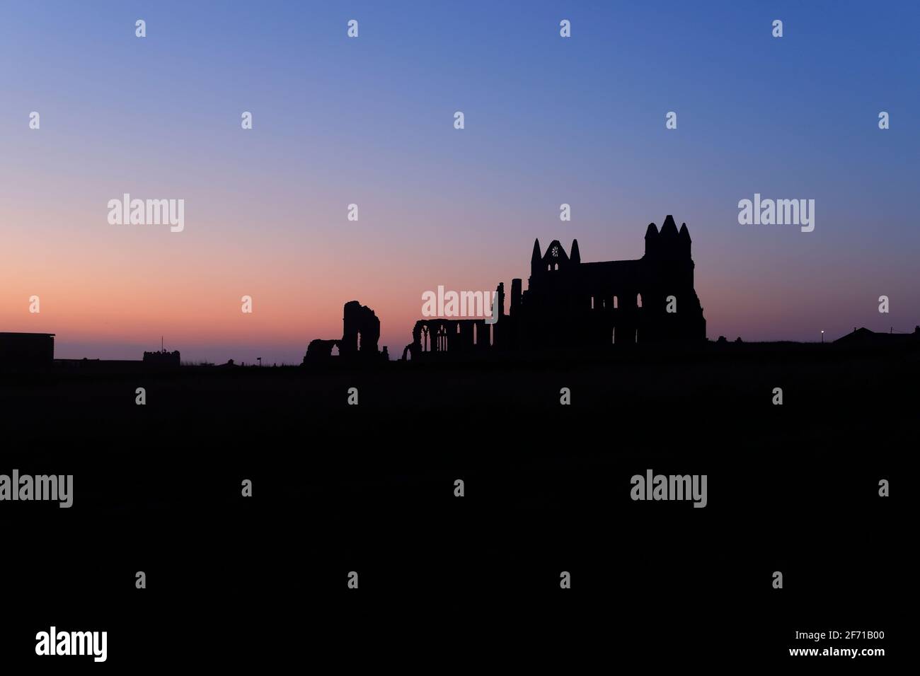 Whitby Abbey Silhouette bei Sonnenuntergang in Whitby, North Yorkshire, Großbritannien Stockfoto