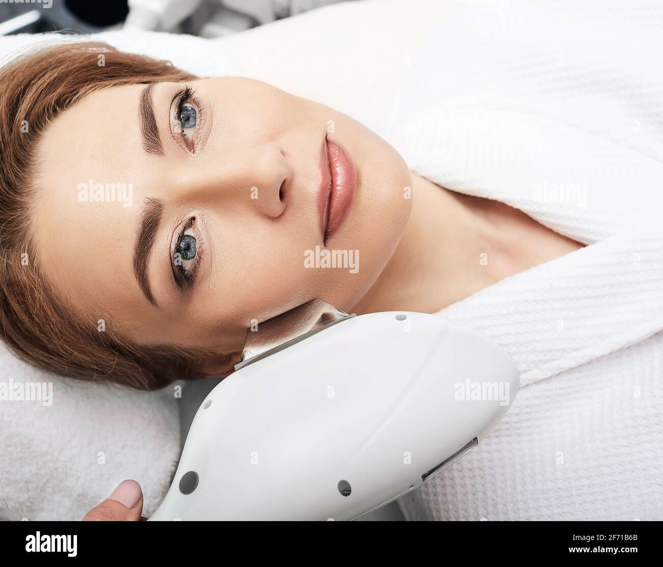 ELOS Hautverjüngung für eine Erwachsene Frau. Das abgeschnittene Gesicht einer 40-jährigen Frau während des ELOS-Eingriffs Stockfoto