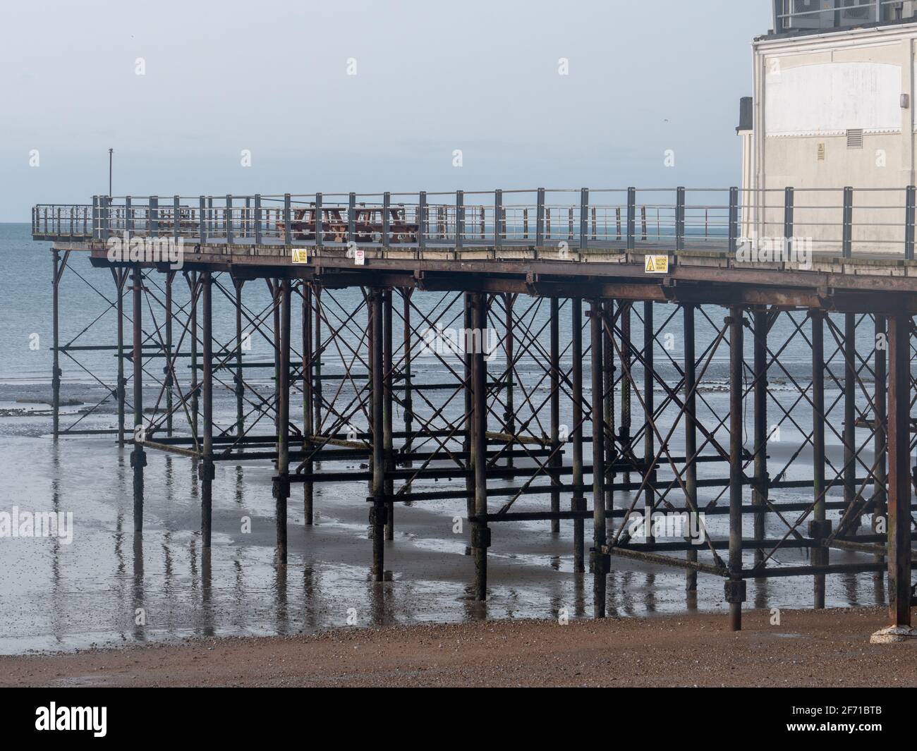 Pier von Bognor Regis, West Sussex, England, Großbritannien, gesehen bei Ebbe an einem frühen Morgen im Jahr 2021. Stockfoto