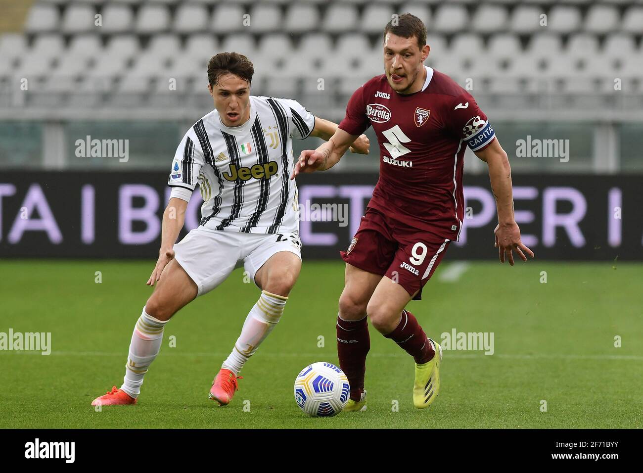 Turin, Italien. April 2021. Federico Chiesa vom FC Juventus und Andrea Belotti vom FC Turin während des Fußballspiels der Serie A zwischen dem FC Turin und dem FC Juventus im stadio Olimpico Grande Torino in Turin (Italien), 4. April 2021. Foto Giuliano Marchisciano/OnePlusNine/Insidefoto Kredit: Insidefoto srl/Alamy Live News Stockfoto