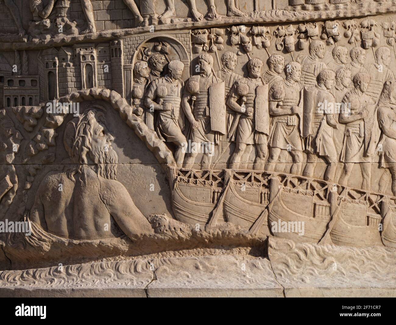Rom. Italien. Trajans Säule (Colonna Traiana), 113 n. Chr. Detail der Szene, die die Personifizierung der Donau als den römischen Gott Danubius an darstellt Stockfoto