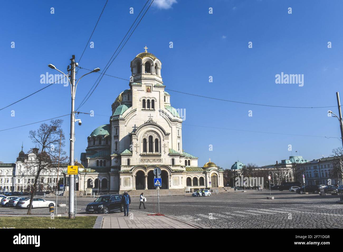 Sofia, Bulgarien - 1. März 2021: Alexander-Newski-Kathedrale und nahe gelegener Platz mit Menschen und Autos. Bulgarisch-orthodoxe Kathedrale in der Hauptstadt von Stockfoto