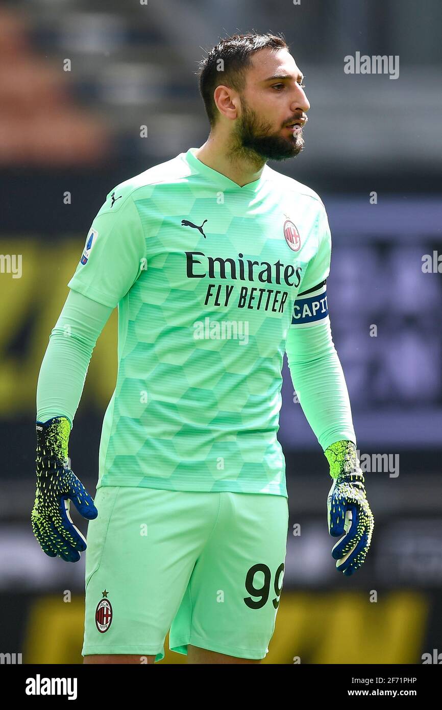 Mailand, Italien - 03. April 2021: Gianluigi Donnarumma vom AC Mailand schaut während des Fußballspiels der Serie A zwischen dem AC Mailand und dem UC Sampdoria auf. Das Spiel endete 1-1 Unentschieden. Kredit: Nicolò Campo/Alamy Live Nachrichten Stockfoto