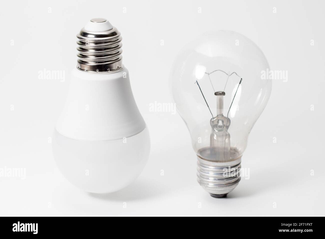 Glühbirnen. Isoliert von Glühbirnen, Leuchtstofflampen, orange alte  Generation Glühbirne, Wolfram-Glühbirne und weiße Energiesparbirne  Stockfotografie - Alamy