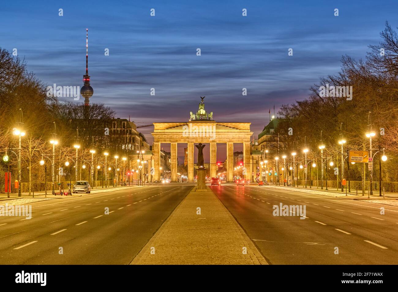 Das berühmte Brandenburger Tor in Berlin mit dem Fernsehturm Im Morgengrauen Stockfoto