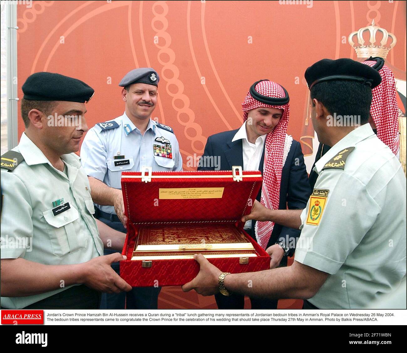 Akten- Jordaniens Kronprinz Hamzah bin Al-Hussein empfängt am Mittwoch, dem 26. Mai 2004, während eines Stammesessens einen Koran, bei dem viele Vertreter jordanischer beduinenstämme im Königlichen Palast von Amman versammelt sind. Die Vertreter der beduinenstämme kamen, um dem Kronprinzen zur Feier seiner Hochzeit zu gratulieren, die am Donnerstag, 27. Mai, in Amman stattfinden sollte. Foto von Balkis Press/ABACAPRESS.COM Stockfoto