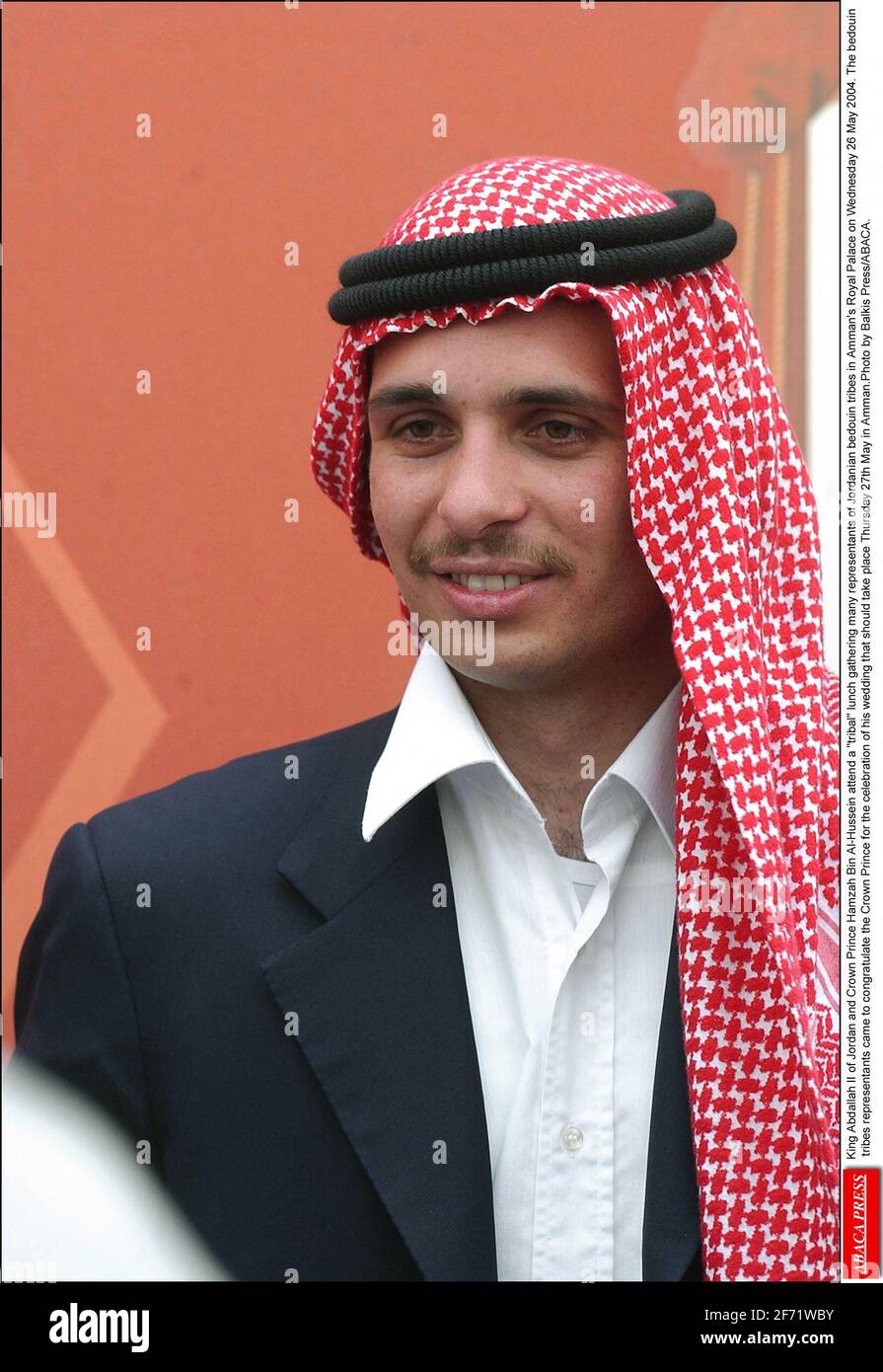 Akten- König Abdallah II. Von Jordanien und Kronprinz Hamzah bin Al-Hussein nehmen am Mittwoch, dem 26. Mai 2004, an einem Stammesessen Teil, bei dem viele Vertreter jordanischer beduinenstämme im Königlichen Palast von Amman versammelt sind. Die Vertreter der beduinenstämme kamen, um dem Kronprinzen zur Feier seiner Hochzeit zu gratulieren, die am Donnerstag, dem 27. Mai, in Amman stattfinden sollte.Foto: Balkis Press/ABACAPRESS.COM Stockfoto
