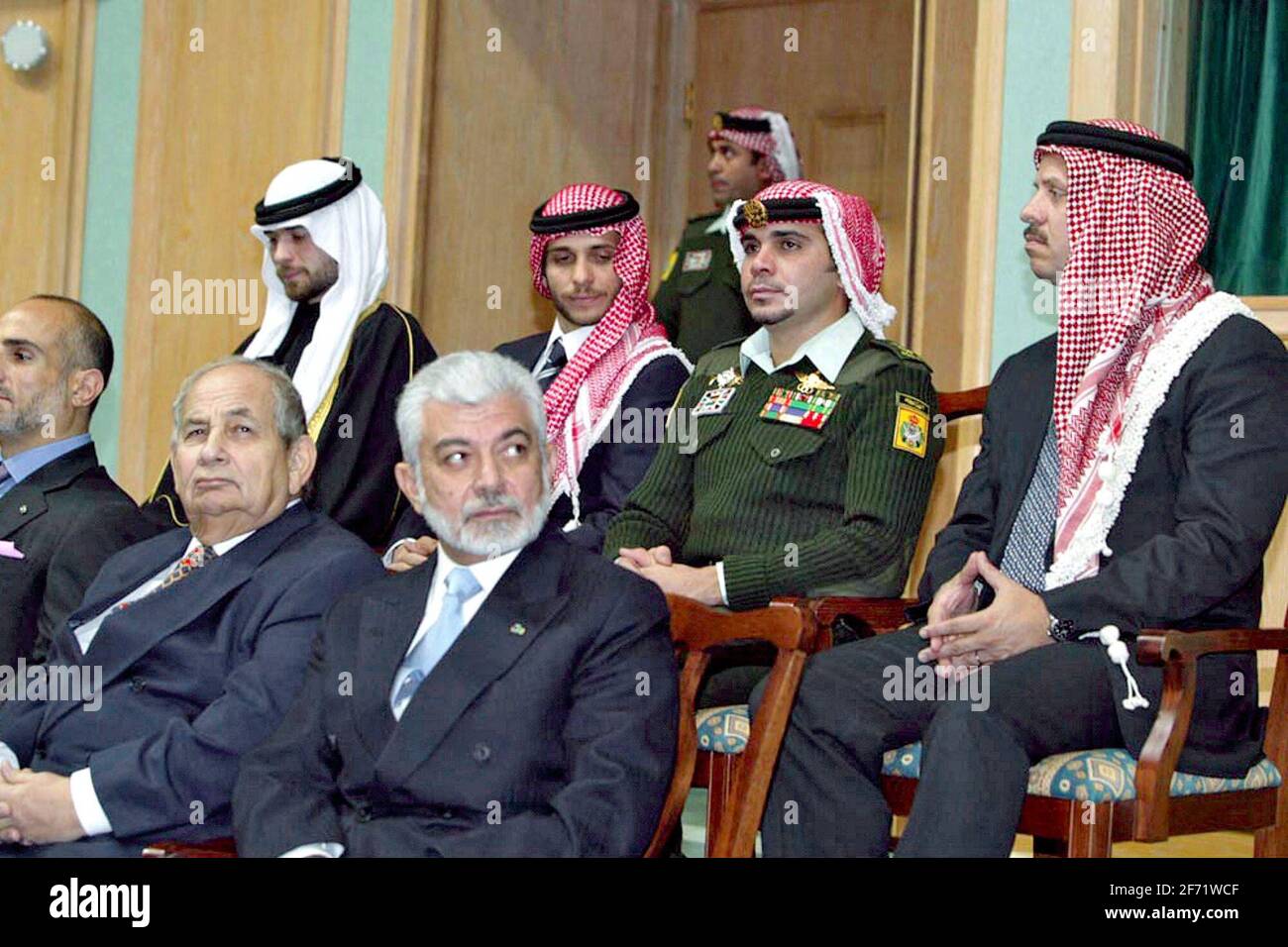 Akten- König Abdullah II. Von Jordanien bei der konstituierenden Sitzung des Parlaments in Amman am 1. Dezember 2004. Die 4 Brüder von König Abdallah II. : von links : (weißer Keffieh) Hashem, Hamzah, Ali, Faisal. Bis diese Woche war Hamzah der Kronprinz Jordaniens. Foto von Balkis Press/ABACAPRESS.COM Stockfoto