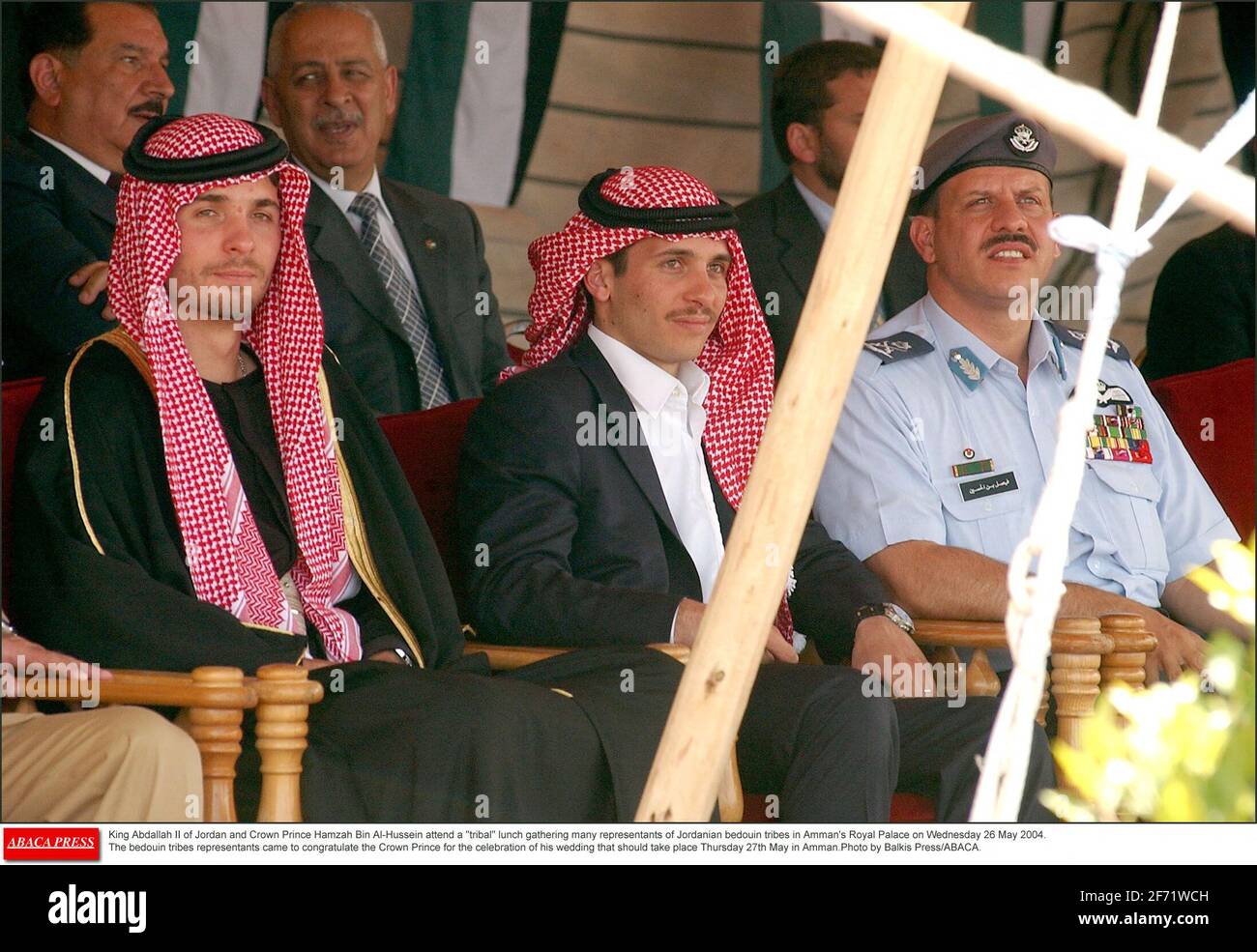 Akten- König Abdallah II. Von Jordanien und Kronprinz Hamzah bin Al-Hussein nehmen am Mittwoch, dem 26. Mai 2004, an einem Stammesessen Teil, bei dem viele Vertreter jordanischer beduinenstämme im Königlichen Palast von Amman versammelt sind. Die Vertreter der beduinenstämme kamen, um dem Kronprinzen zur Feier seiner Hochzeit zu gratulieren, die am Donnerstag, dem 27. Mai, in Amman stattfinden sollte.Foto: Balkis Press/ABACAPRESS.COM Stockfoto