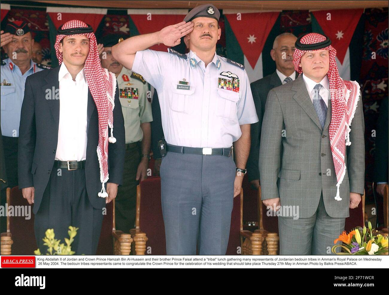 Akten- König Abdallah II. Von Jordanien und Kronprinz Hamzah bin Al-Hussein und ihr Bruder Prinz Faisal nehmen am Mittwoch, dem 26. Mai 2004, an einem Stammesessen Teil, bei dem zahlreiche Vertreter jordanischer beduinenstämme im Königlichen Palast von Amman zusammenkamen. Die Vertreter der beduinenstämme kamen, um dem Kronprinzen zur Feier seiner Hochzeit zu gratulieren, die am Donnerstag, dem 27. Mai, in Amman stattfinden sollte.Foto: Balkis Press/ABACAPRESS.COM Stockfoto