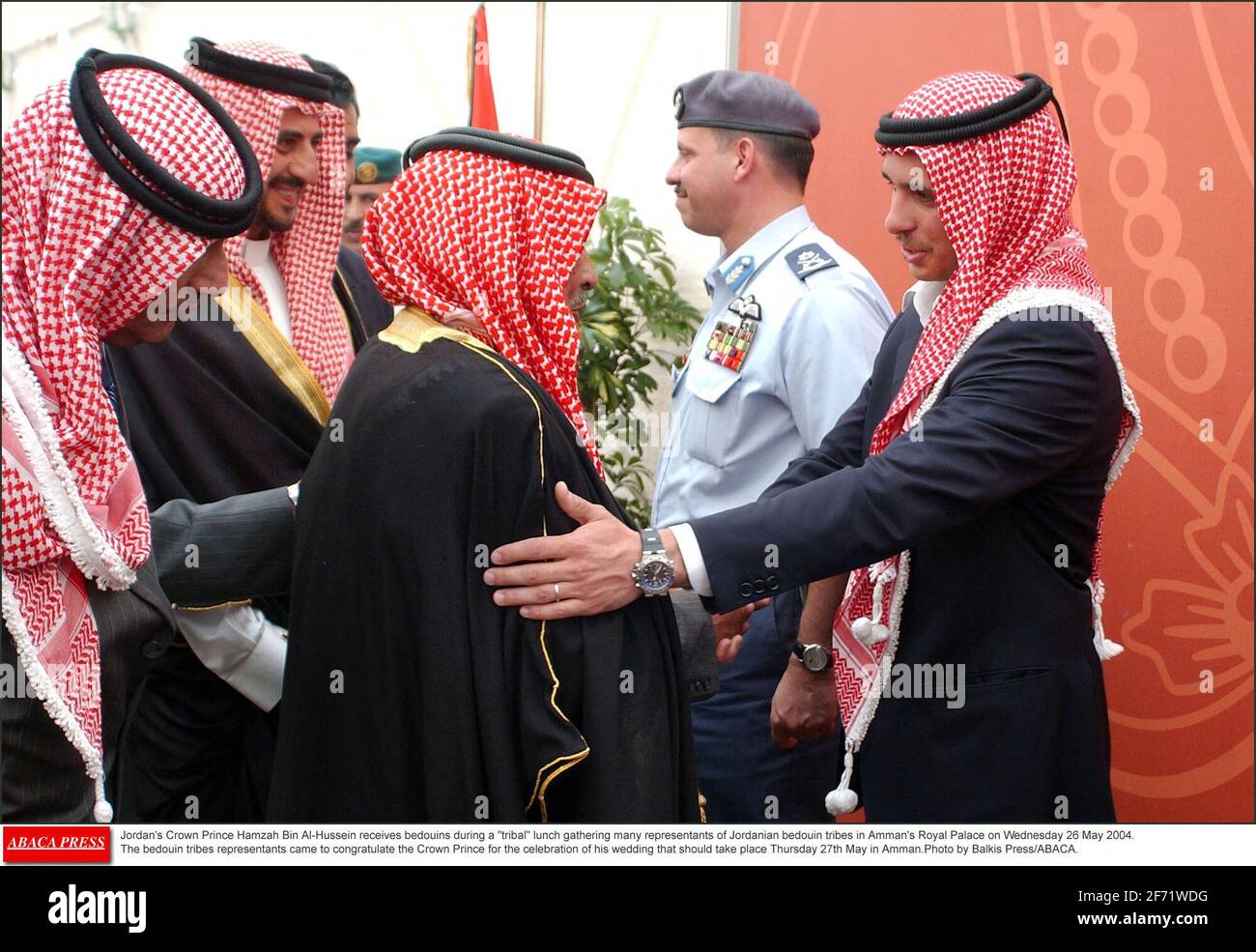 Akten- Jordaniens Kronprinz Hamzah bin Al-Hussein empfängt beduinen während eines Stammesessens, das am Mittwoch, dem 26. Mai 2004, viele Vertreter jordanischer beduinenstämme im Königlichen Palast von Amman versammelt. Die Vertreter der beduinenstämme kamen, um dem Kronprinzen zur Feier seiner Hochzeit zu gratulieren, die am Donnerstag, dem 27. Mai, in Amman stattfinden sollte.Foto: Balkis Press/ABACAPRESS.COM Stockfoto