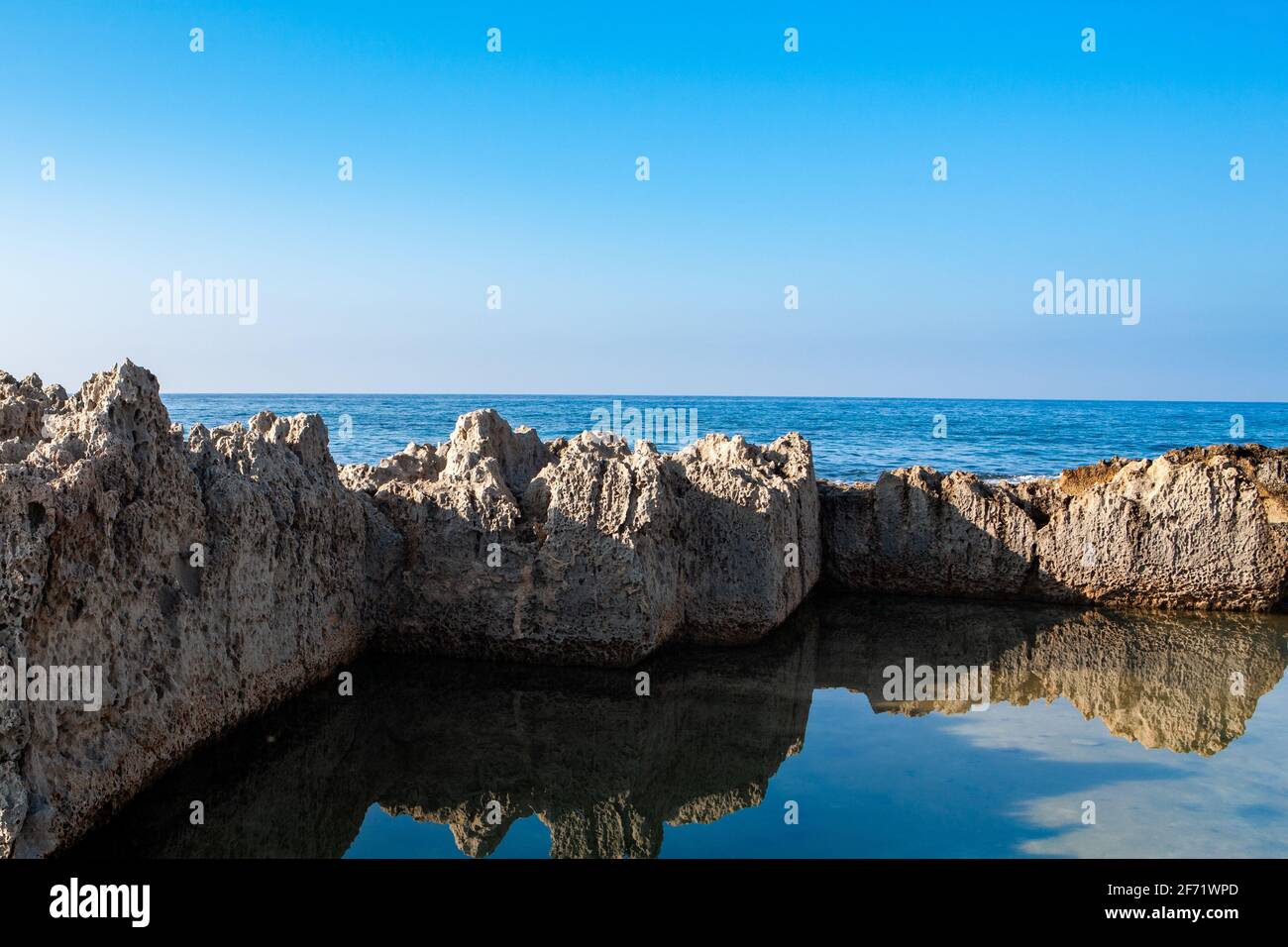 Eine wunderschöne Sommerlandschaft eines felsigen Strandes in Ayia Napa, Zypern Stockfoto