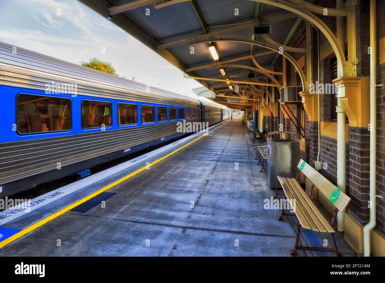 Personenzug mit Ankunft am Bahnsteig am Bahnhof Bathurst, Australien. Stockfoto