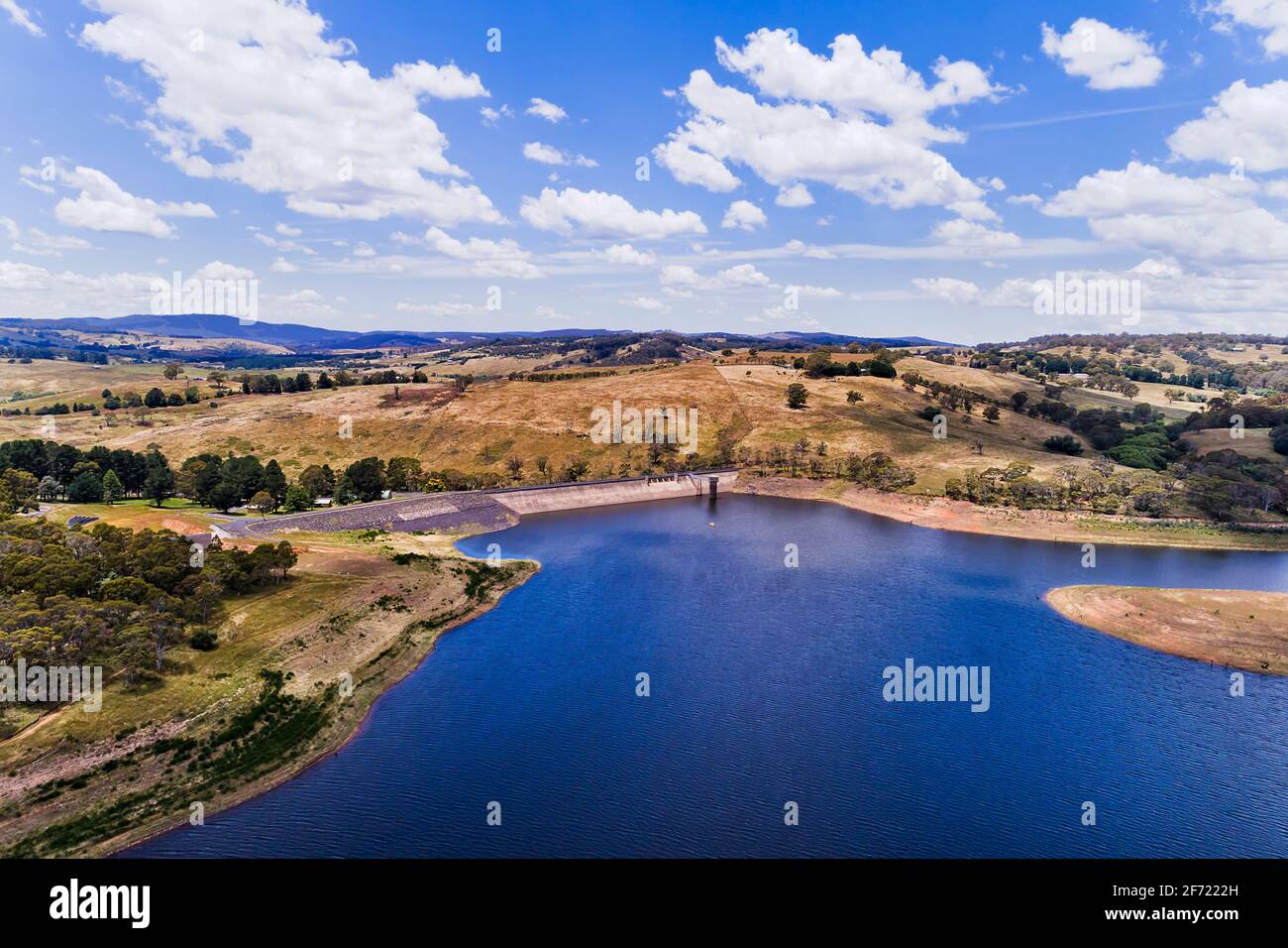Damm auf Fish River und Lake Oberon - grüne erneuerbare Energie und Hydro-Schema von NSW, Australien - Luftaufnahme. Stockfoto