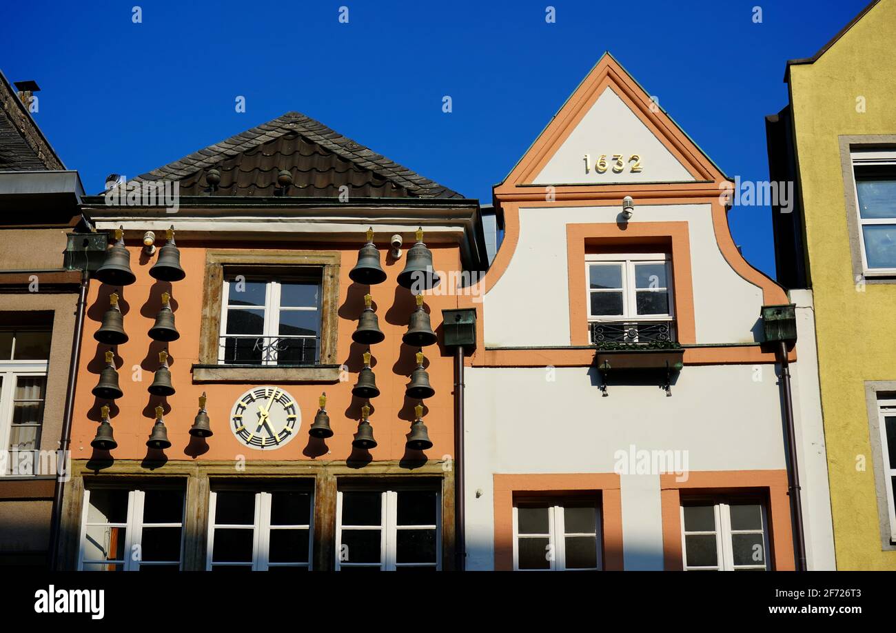 Historische Gebäude in der Düsseldorfer Altstadt. Das Glockenspielhaus steht unter Denkmalschutz. Stockfoto