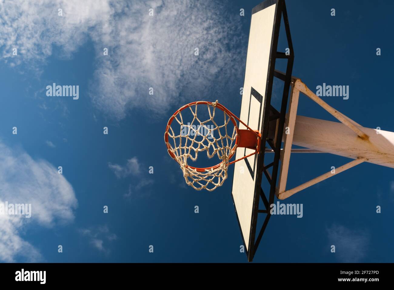 Leerer Basketballkorb aus niedrigerem Blickwinkel, heller, schöner Tag,  offener Himmel. Ziele hoch/erreiche dein Zielkonzept Stockfotografie - Alamy