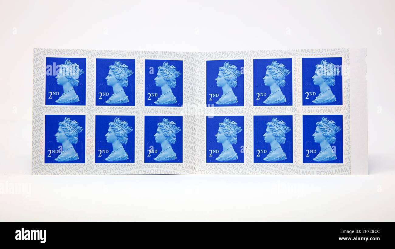 Royal Mail 2nd Class Briefmarkenbuch auf weißem Hintergrund Stockfoto