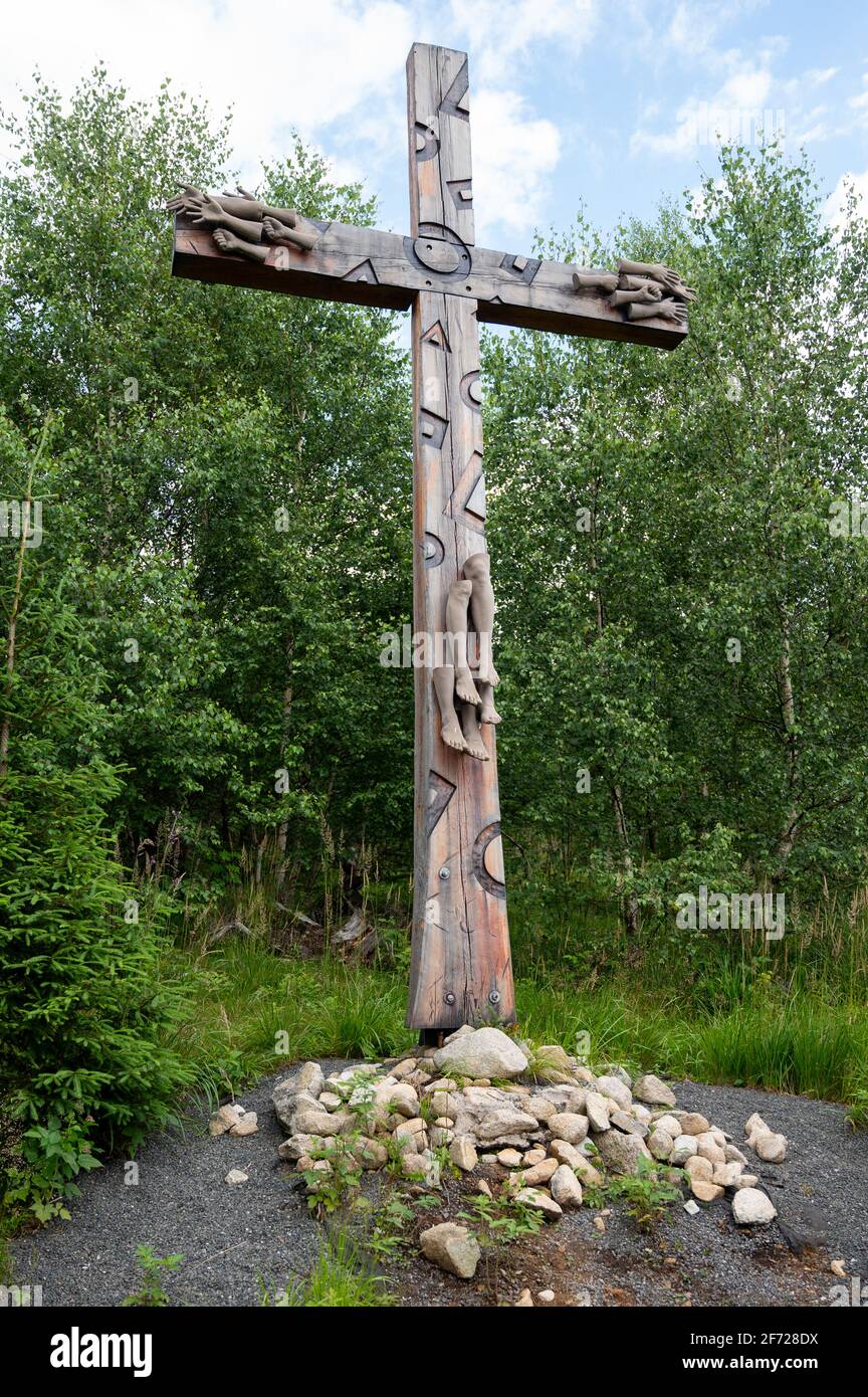 Station XII des Kreuzweges: Jesus stirbt am Kreuz. Kalvária na Peknú vyhliadku, Starý Smokovec, Slowakei. 2020-07-27. Stockfoto