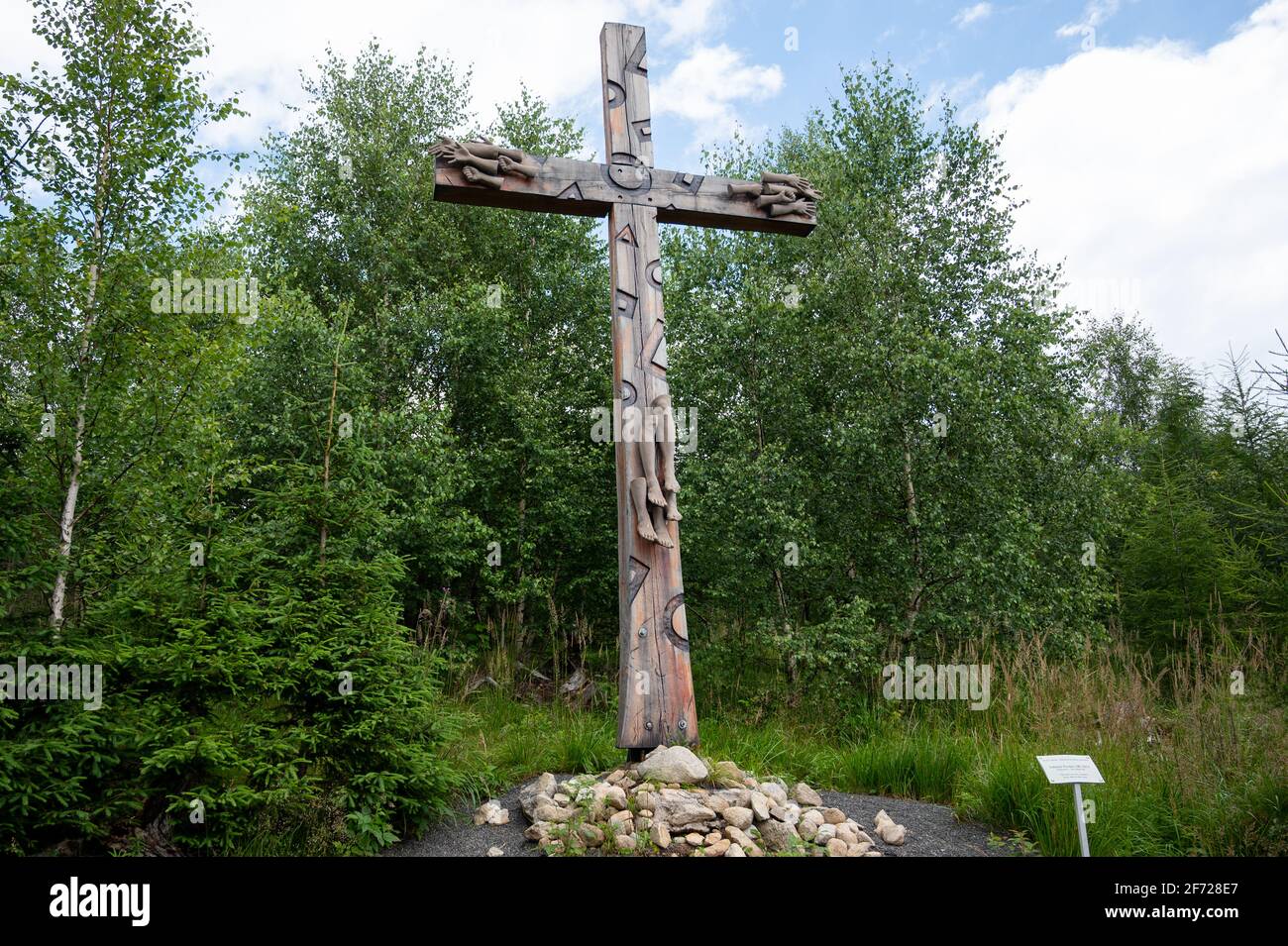 Station XII des Kreuzweges: Jesus stirbt am Kreuz. Kalvária na Peknú vyhliadku, Starý Smokovec, Slowakei. 2020-07-27. Stockfoto