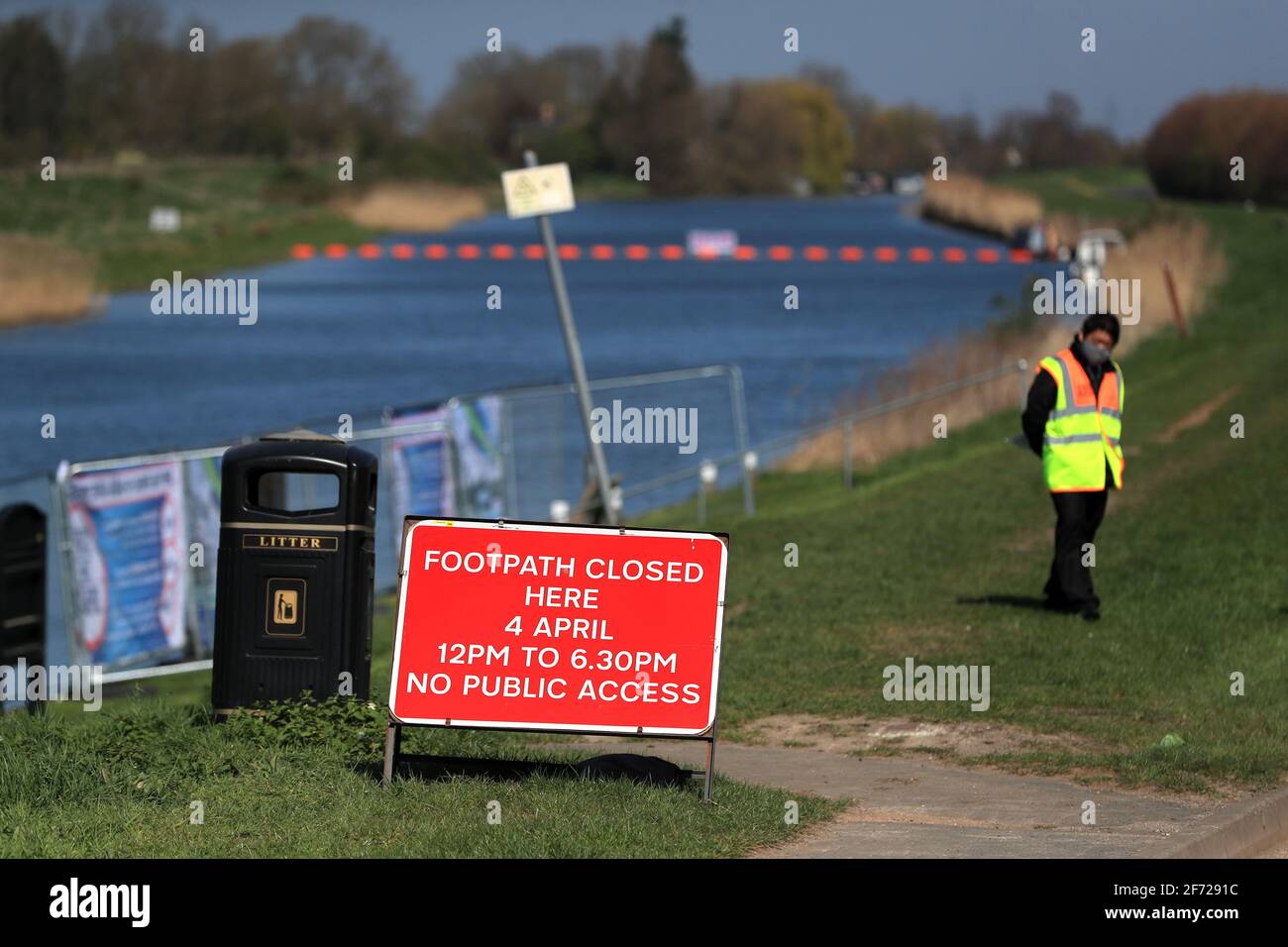 Ein Blick auf einen Wanderweg schloss Schild vor dem Bootsrennen auf dem Fluss Great Ouse in der Nähe von Ely in Cambridgeshire. Bilddatum: Sonntag, 4. April 2021. Stockfoto