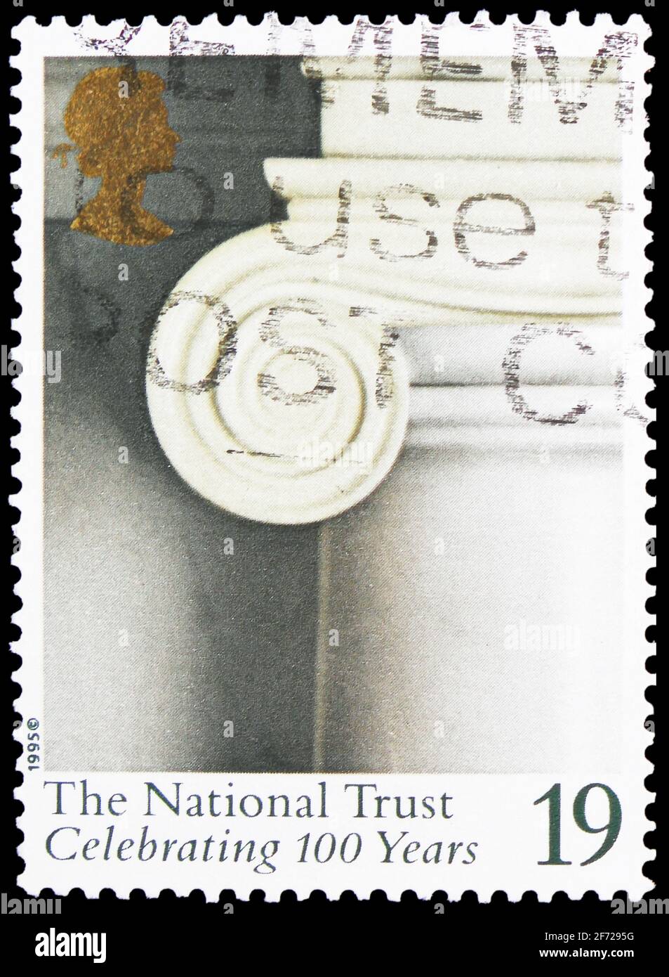 MOSKAU, RUSSLAND - 28. FEBRUAR 2021: Die in Großbritannien gedruckte Briefmarke zeigt Fireplace Decoration, Attingham Park, Shropshire, Centenary of the N Stockfoto