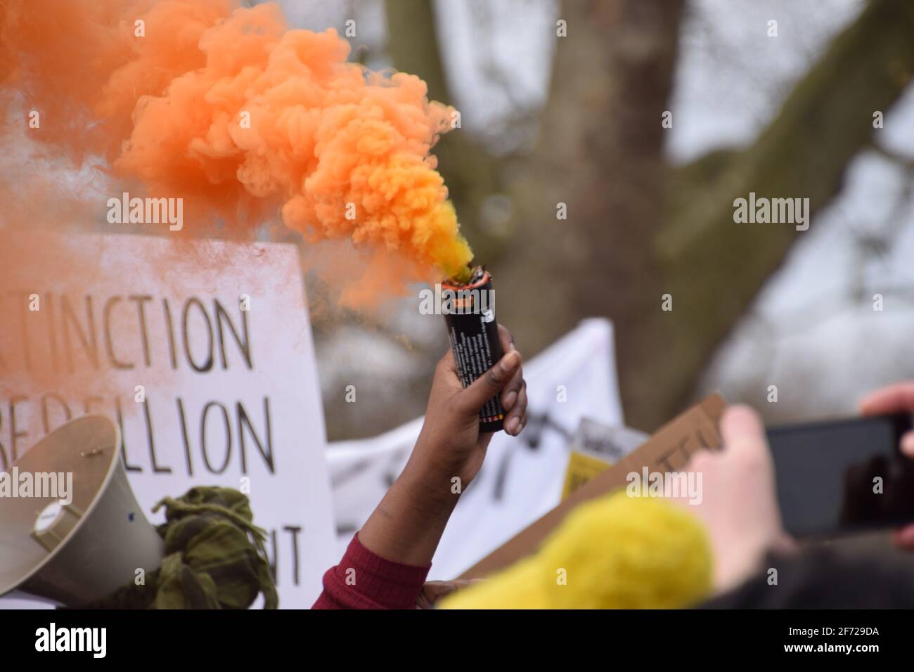 London, Großbritannien. April 2021. Protestierende am Kill the Bill marschieren vor dem Buckingham Palace. Tausende von Menschen marschierten durch das Zentrum Londons, um gegen das Gesetz über Polizei, Verbrechen, Verurteilung und Gerichte zu protestieren Stockfoto