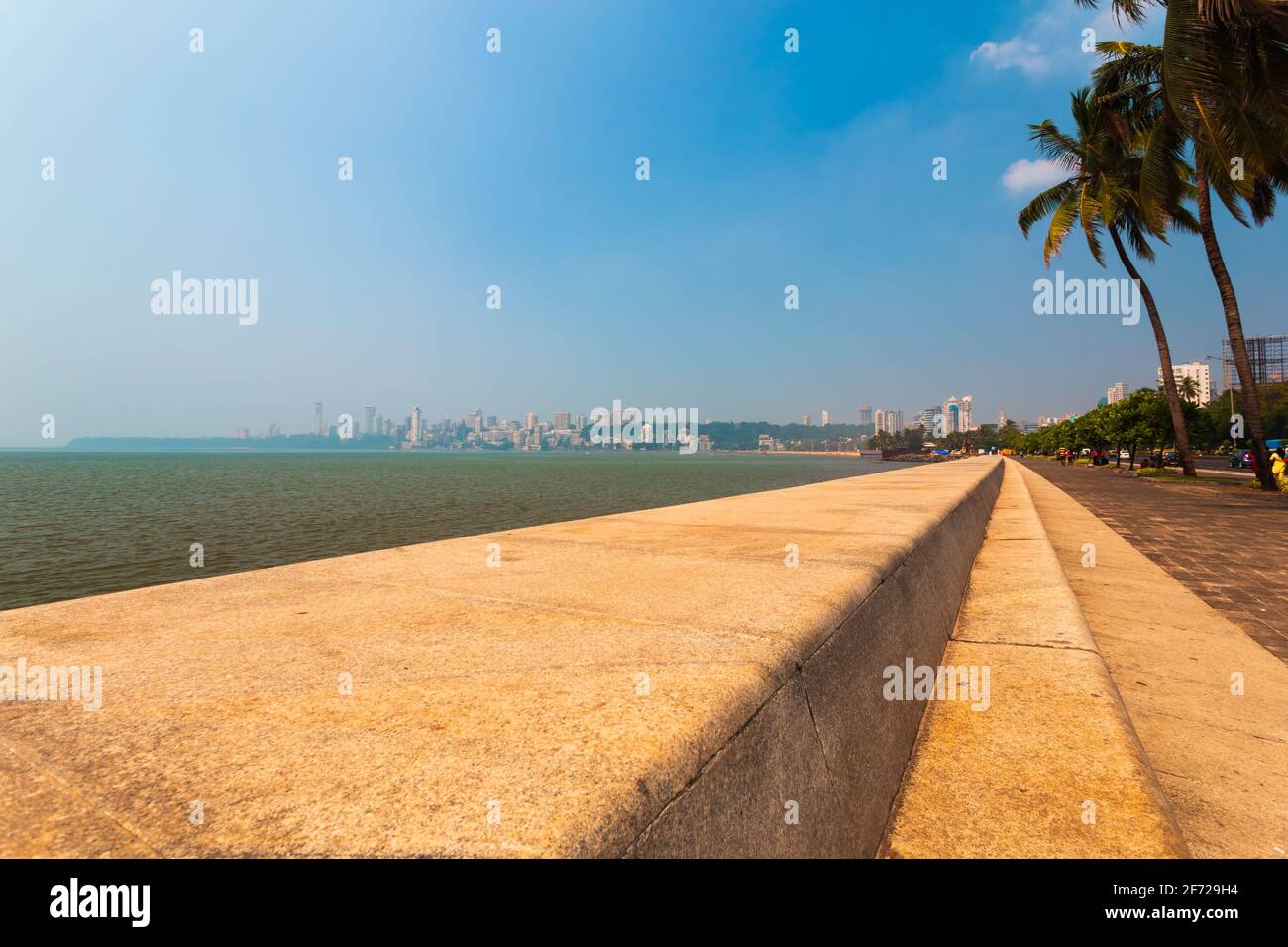 Malerischer, breiter, ruhiger, friedlicher Blick am Morgen auf Mumbai's Marine Drive/Nariman Point, am arabischen Meer, offener blauer Himmel. Stockfoto