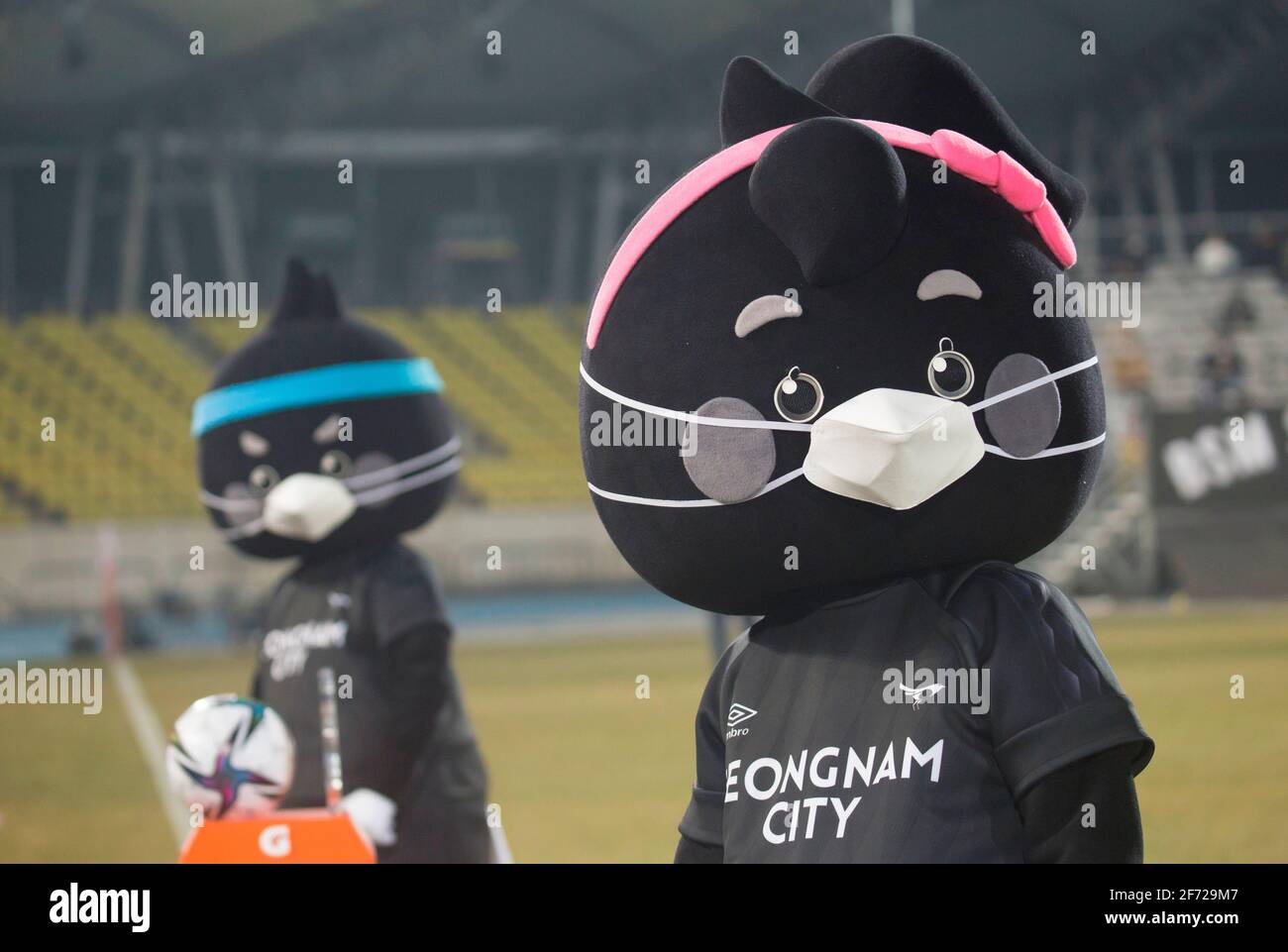 Seoul, Südkorea. März 2021. Kkao und Kkabi (R), 10. Mär 2021 - Fußball/Fußball : Kkao und Kkabi (R), das Maskottchen des Seongnam FC in Masken vor der 3. Runde des 2021 K League 1 Fußballspiels zwischen dem Seongnam FC 1-0 FC Seoul im Tancheon Sports Complex in Seongnam, südlich von Seoul, Südkorea. Kredit: Lee Jae-won/AFLO/Alamy Live Nachrichten Stockfoto