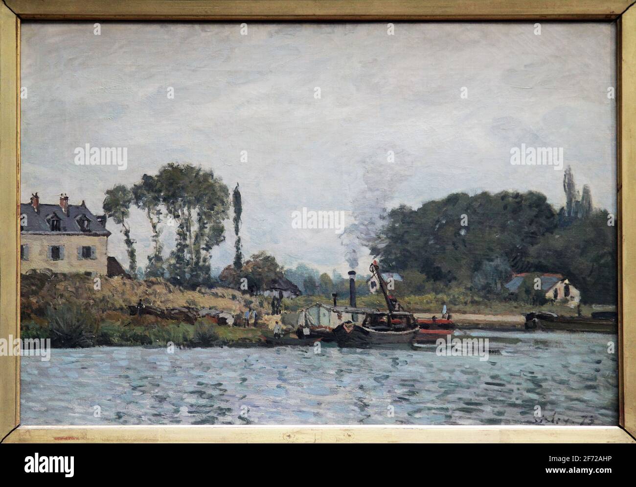 Boote an der Schleuse in Bougival 1873 von Alfred Sisley 1839-1899.Impressionistischer Landschaftsmaler, geboren in Frankreich, aber mit britischer Staatsbürgerschaft. Stockfoto