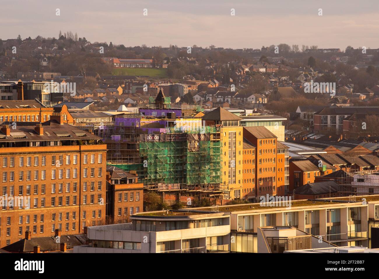 Blick in den Osten von Nottingham City, aufgenommen vom Dach des Unity Square-Baukastens. Nottinghamshire, England, Großbritannien Stockfoto