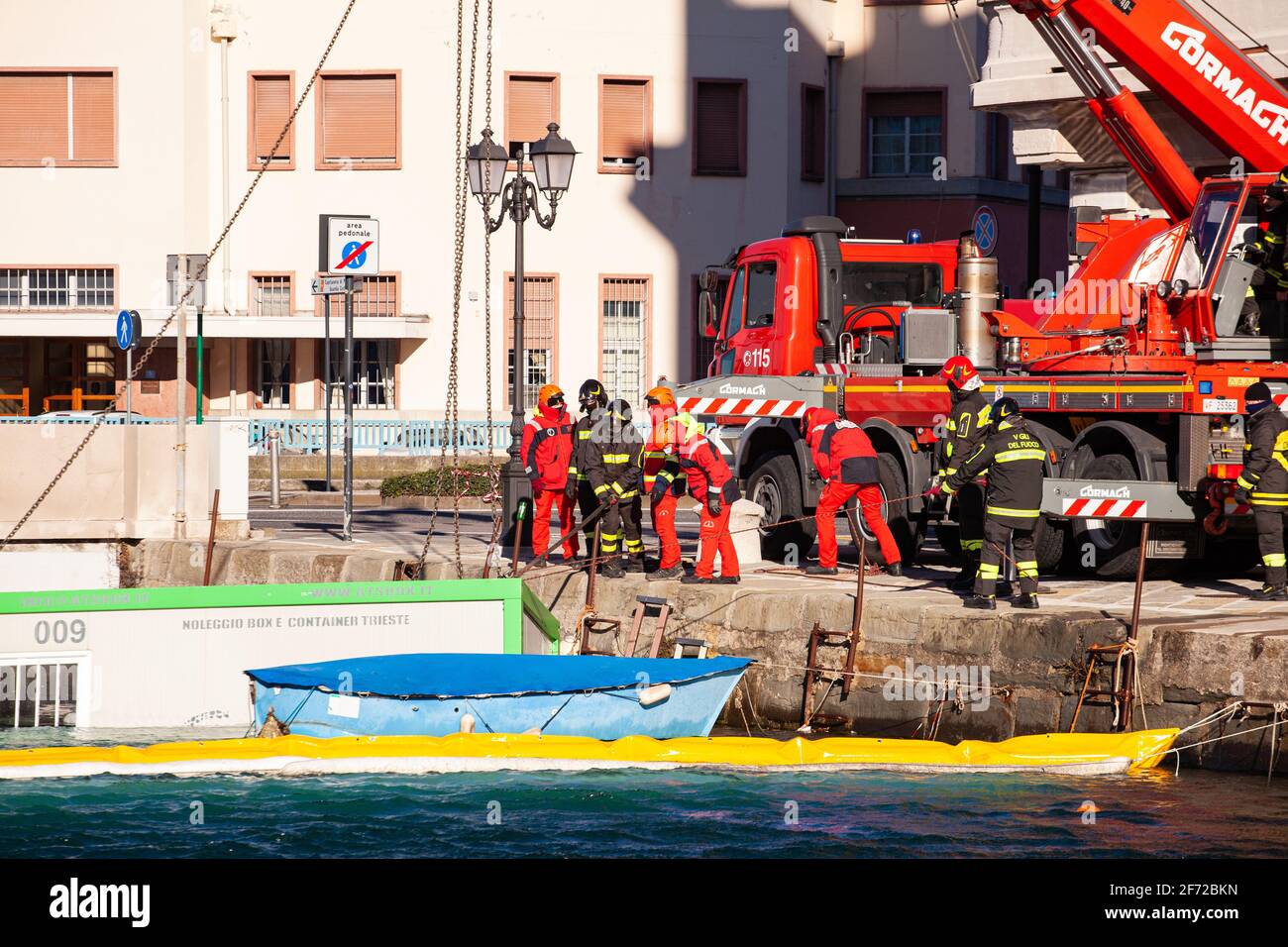 Triest, Italien - Februar, 13: Italienische Feuerwehrleute arbeiten daran, am Pier einen Schiffscontainer zu schleppen, der am Februar ins Wasser gefallen ist Stockfoto