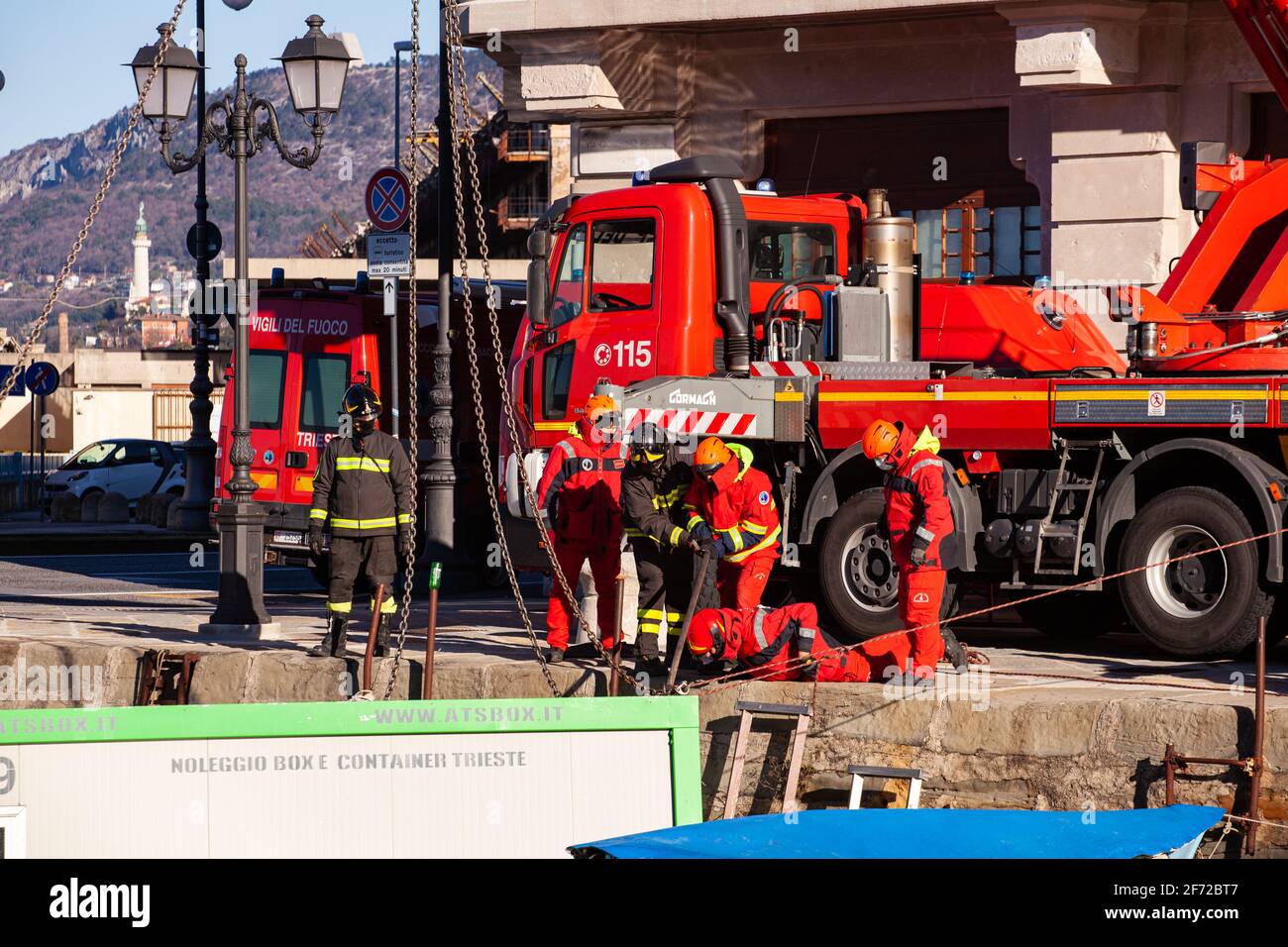 Triest, Italien - Februar, 13: Italienische Feuerwehrleute arbeiten daran, am Pier einen Schiffscontainer zu schleppen, der am Februar ins Wasser gefallen ist Stockfoto
