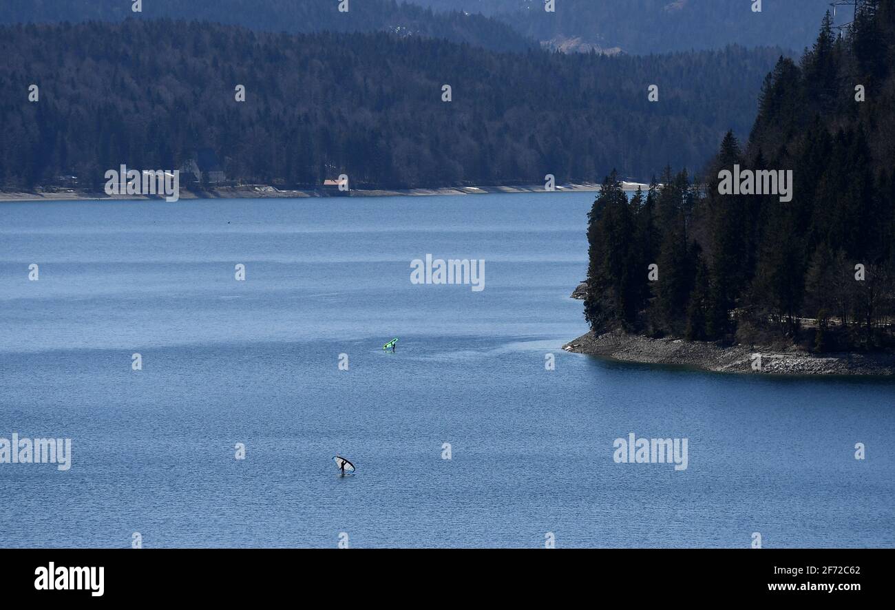 Walchensee, Deutschland. April 2021. Zwei Surfer versuchen ihr Glück mit wenig Wind am Walchensee. Quelle: Angelika Warmuth/dpa/Alamy Live News Stockfoto