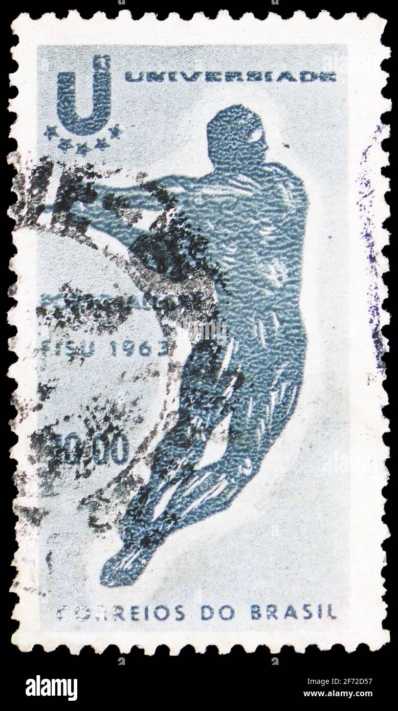 MOSKAU, RUSSLAND - 19. JANUAR 2021: Die in Brasilien gedruckte Briefmarke zeigt das Werfen des Hammers, Internationale Studentenspiele, Porto-alegro-Serie, circa Stockfoto