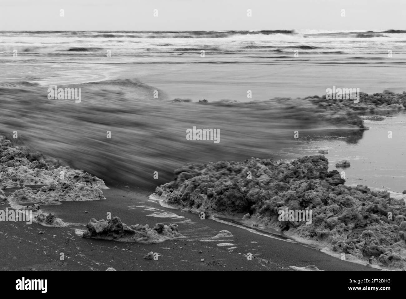 Lange Exposition von Meeresschaum und Wellen in Torrisdale, Sutherland Stockfoto