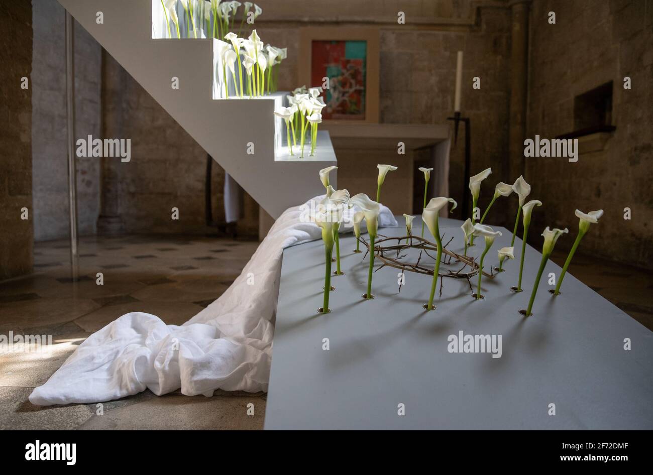 Eine Blumeninstallation mit Calla-Lilien in der Maria-Magdalena-Kapelle in der Chichester-Kathedrale. Bilddatum: Sonntag, 4. April 2021. Die Struktur spiegelt die Treppe in Graham Sutherlands Gemälde „Noli me Tangere“, das sich ebenfalls in der Kapelle befindet, wider und wurde zum Ende der Karwoche geschaffen. Die Installation wird eine Gelegenheit sein, den Menschen zu helfen, sich an die von der Coronavirus-Pandemie Betroffenen zu erinnern. Stockfoto