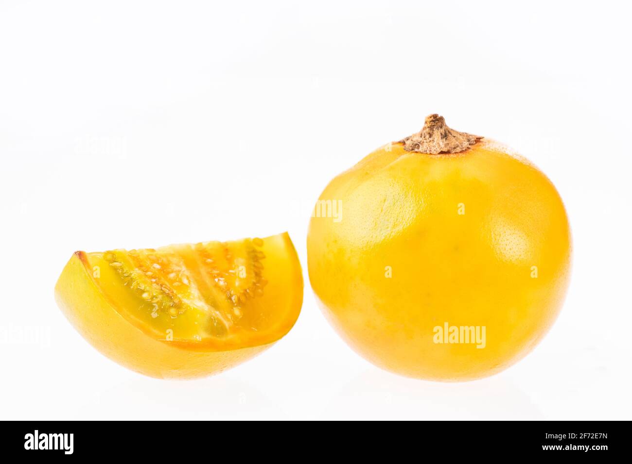 Lulo Frucht aus Kolumbien - Solanum quitoense. Weißer Hintergrund Stockfoto