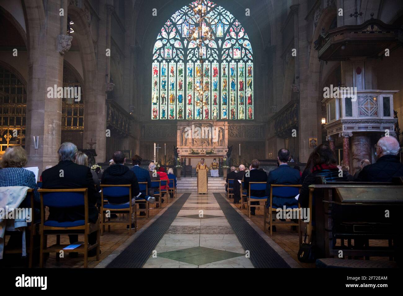 Mitglieder der Gemeinde soziale Distanz während des Ostersonntagsgottesdienstes in der Holy Trinity Sloane Square Kirche in Chelsea, London. Bilddatum: Sonntag, 4. April 2021. Stockfoto