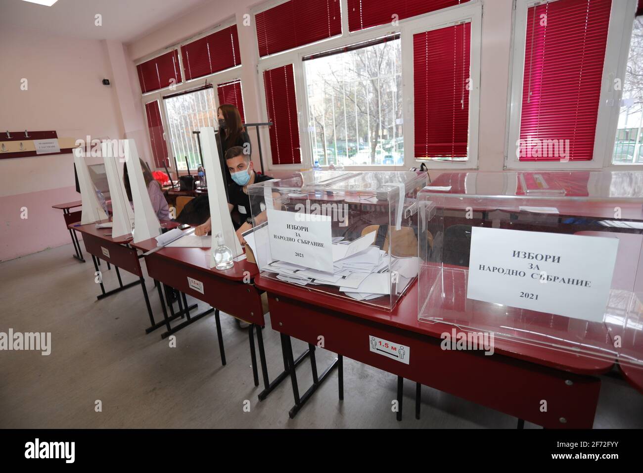 Menschen mit Masken wählen während der Coronavirus-Pandemie für Bulgarisch Parlamentswahlen und zum ersten Mal in der Geschichte mit Papier und Machin Stockfoto