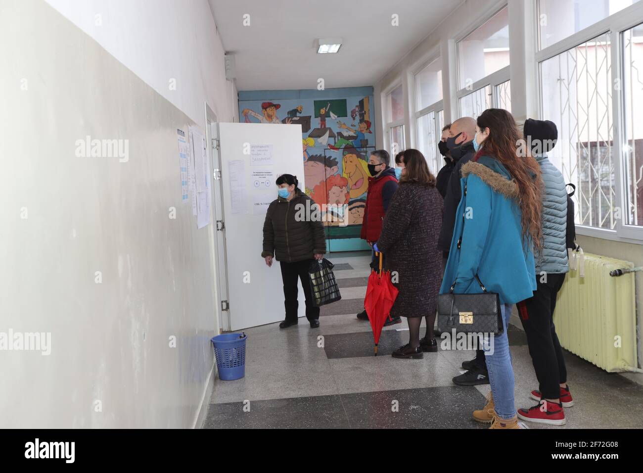 Menschen mit Masken wählen während der Coronavirus-Pandemie für Bulgarisch Parlamentswahlen und zum ersten Mal in der Geschichte mit Papier und Machin Stockfoto