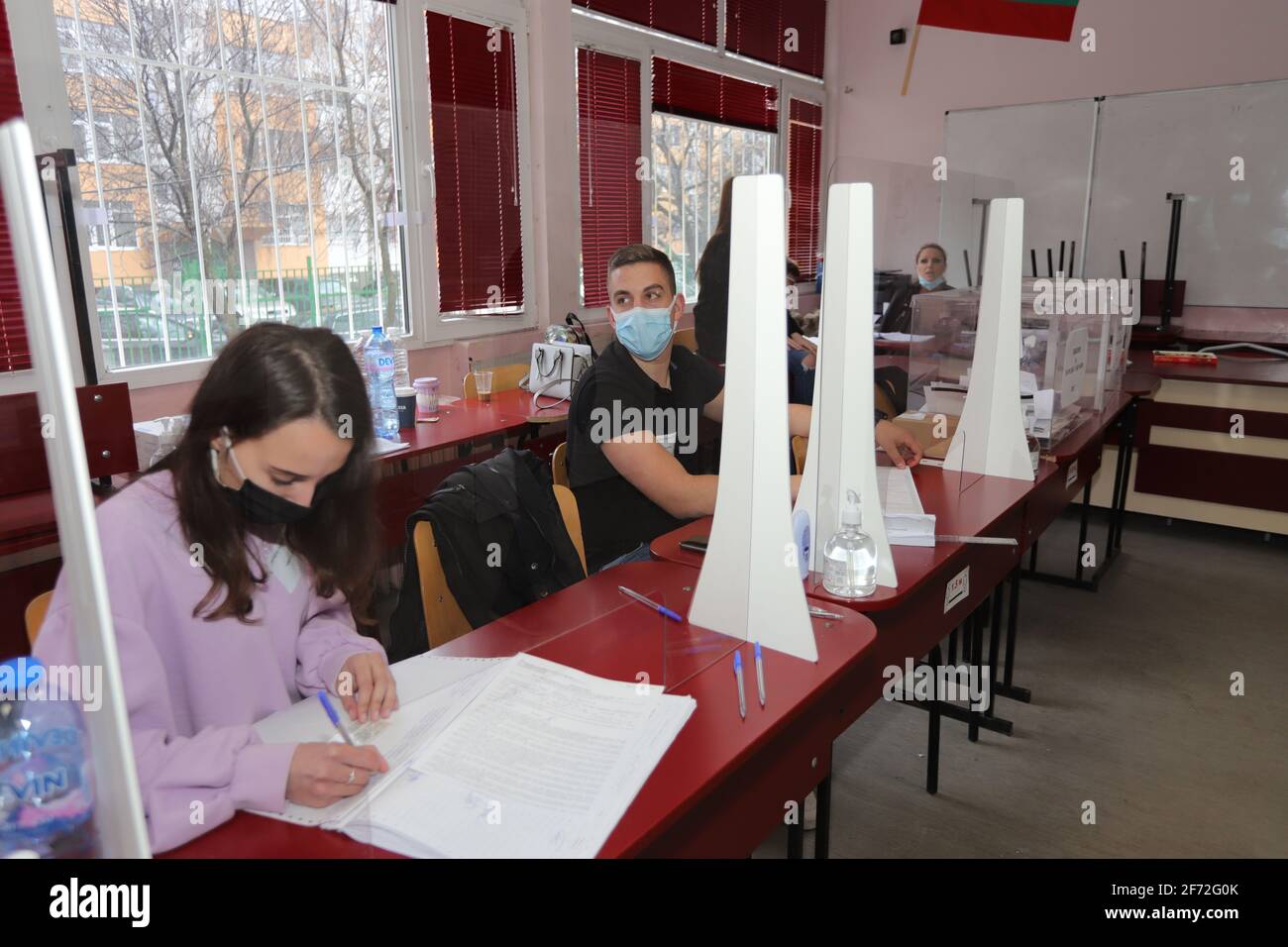 Menschen mit Masken wählen während der Coronavirus-Pandemie für Bulgarisch Parlamentswahlen und zum ersten Mal in der Geschichte mit Papier und Machin Stockfoto