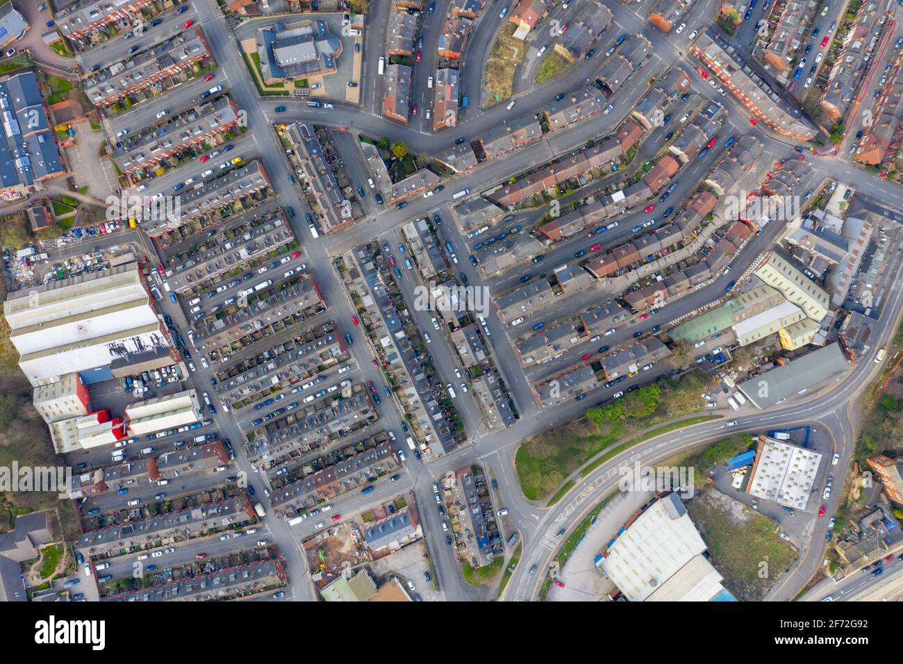 Luftaufnahme des Dorfes Armley in der Stadt Von Leeds in Großbritannien mit einem geraden Abwärts-Top Blick auf Reihen von Terrassenhäusern in der Feder t Stockfoto