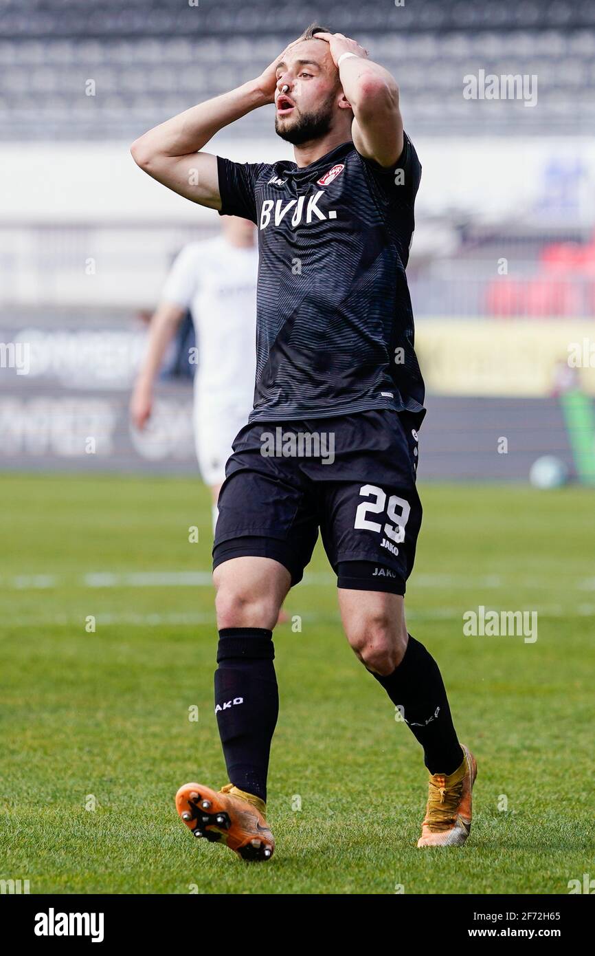 Sandhausen, Deutschland. April 2021. Fußball: 2. Bundesliga, SV Sandhausen - Würzburger Kickers, Matchday 27, Hardtwaldstadion. Würzburgs David Kopacz Gesten. Quelle: Uwe Anspach/dpa - WICHTIGER HINWEIS: Gemäß den Bestimmungen der DFL Deutsche Fußball Liga und/oder des DFB Deutscher Fußball-Bund ist es untersagt, im Stadion und/oder vom Spiel aufgenommene Fotos in Form von Sequenzbildern und/oder videoähnlichen Fotoserien zu verwenden oder zu verwenden./dpa/Alamy Live News Stockfoto