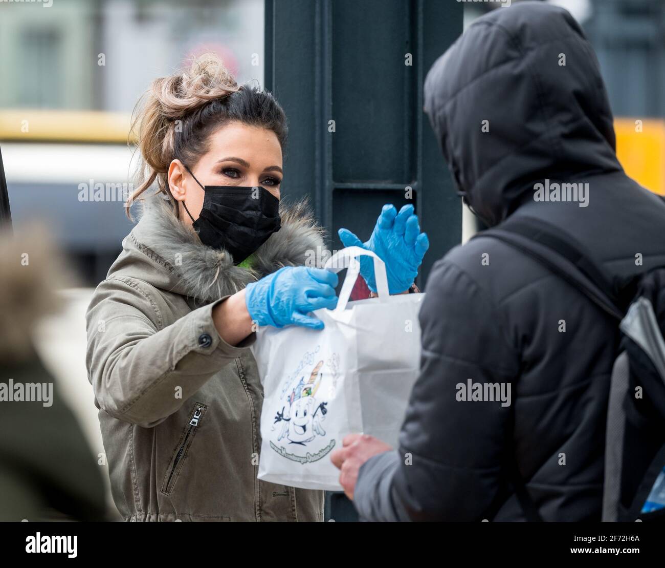 Hamburg, Deutschland. April 2021. Schauspielerin und Beauty-Bloggerin Yasmina Filali verteilt am Ostersonntag mit Helfern der Bürgerinitiative "Hilfe für Obdachlose Hamburgs" vor dem Hauptbahnhof Osterbonbons und Essen an Bedürftige. Quelle: Markus Scholz/dpa/Alamy Live News Stockfoto