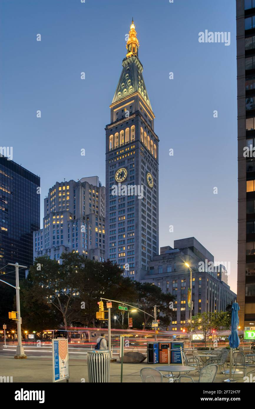 Metropolitan Life Insurance Company Tower, 1 Madison Avenue, Wahrzeichen über dem Madison Square Park in New York City. Stockfoto