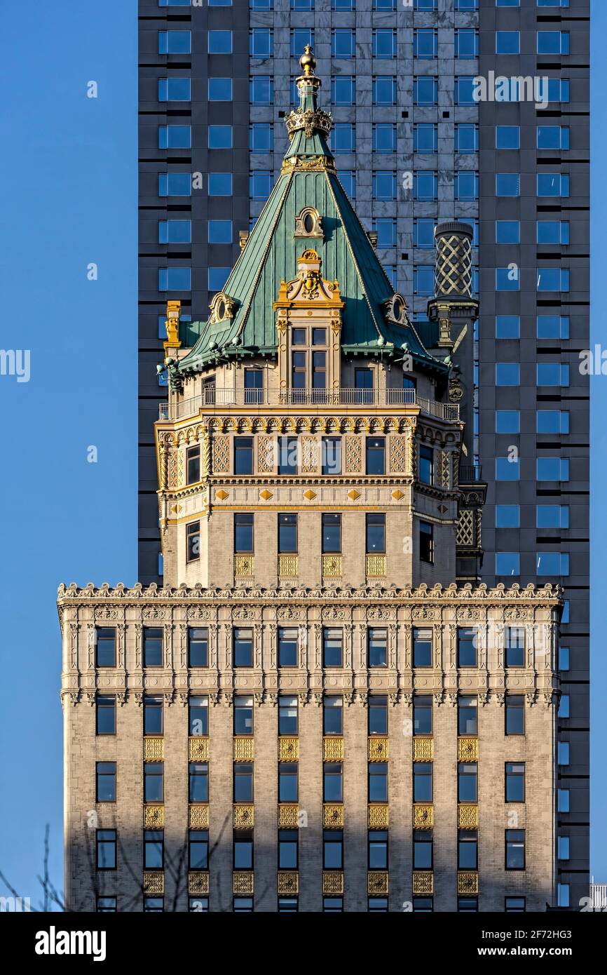 Das Crown Building, auch bekannt als Heckscher Building, 730 Fifth Avenue an der West 57th Street, ist ein Wahrzeichen von New York City, das von Warren & Wetmore entworfen wurde. Stockfoto